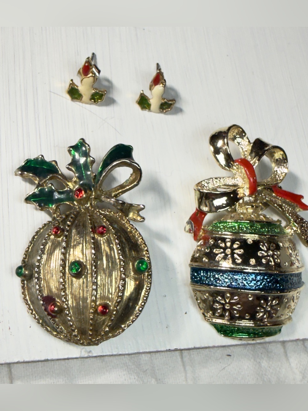 Bundle of assorted Christmas jewelry - brooches earrings necklace 8 pieces